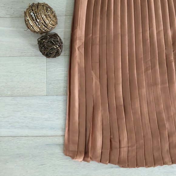 ⚡️Sold⚡️💸💸Maison Jules Pleated A-Line Midi Skirt - Picture 4 of 8